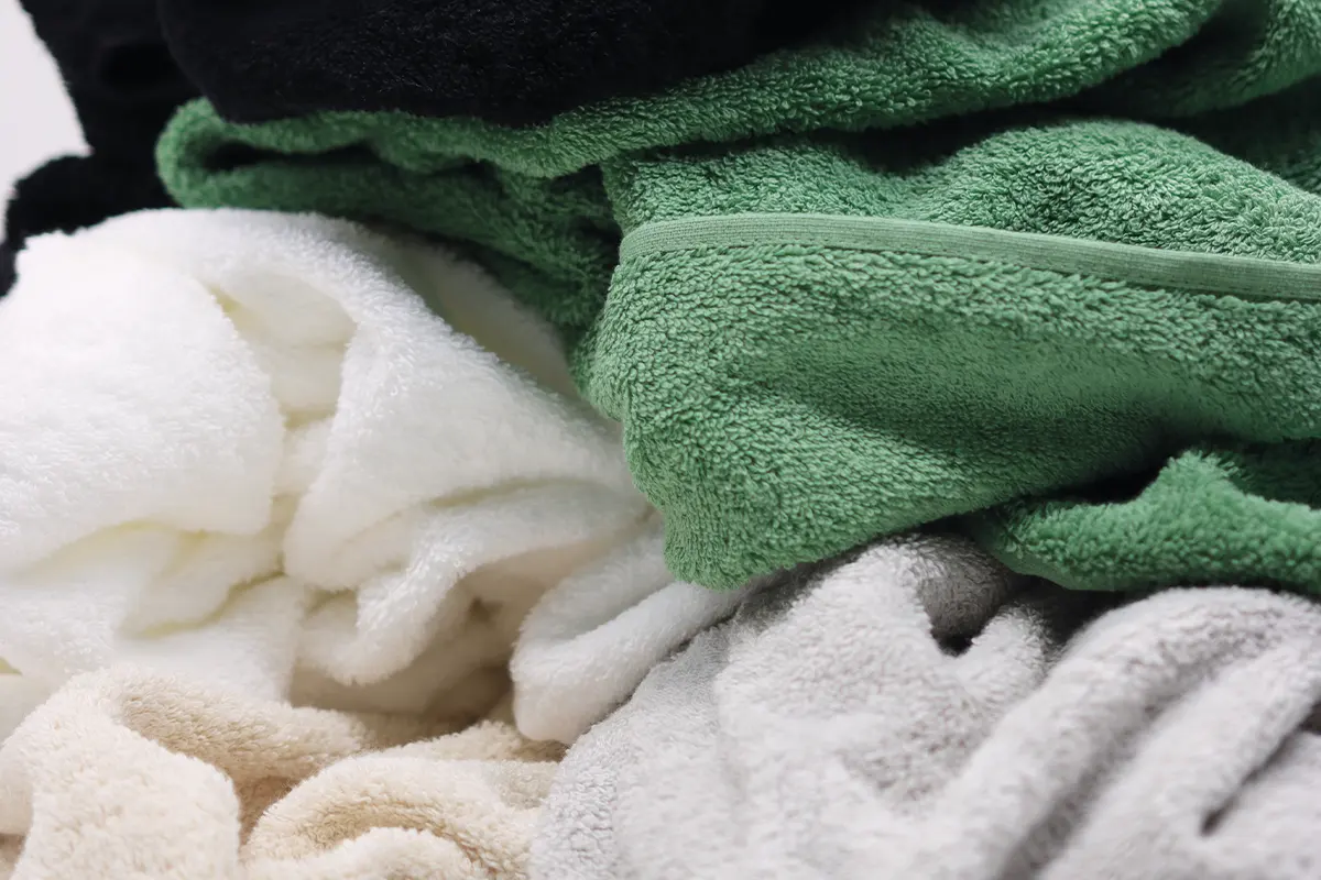 cinco toallas de diferentes colores juntas mostrando los detalles de su textura
