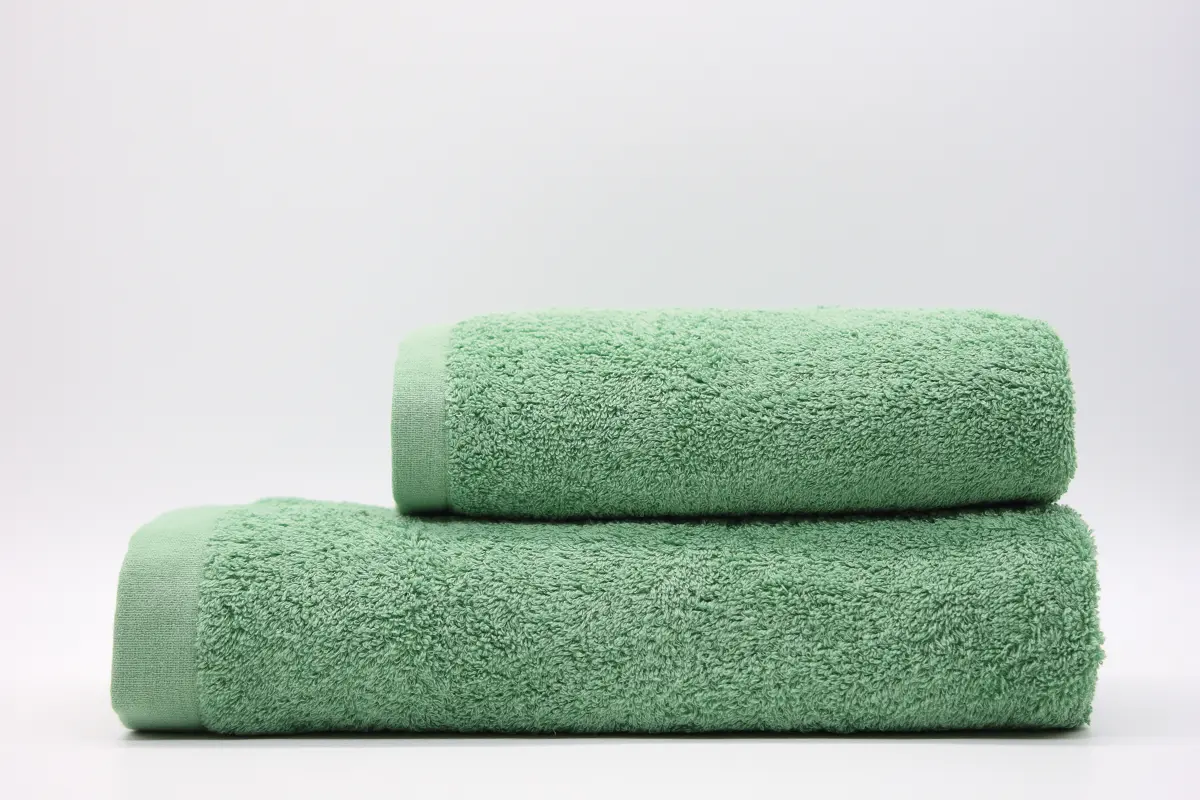 dos toallas verde jade dobladas de Domsoeiro