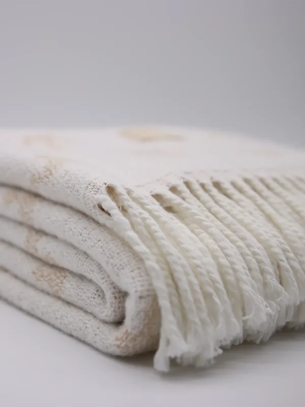Manta de Domsoeiro de algodón y acrílico con flecos, blanca y beige, doblada
