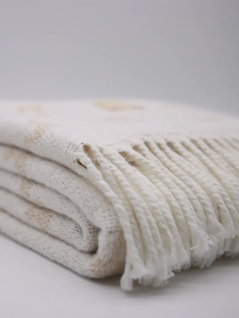 Manta de Domsoeiro de algodón y acrílico con flecos, blanca y beige, doblada