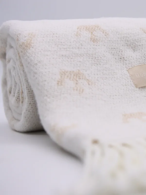 Gerollte, franzenverzierte Decke aus Baumwolle und Acryl in Weiß und Beige von Domsoeiro.