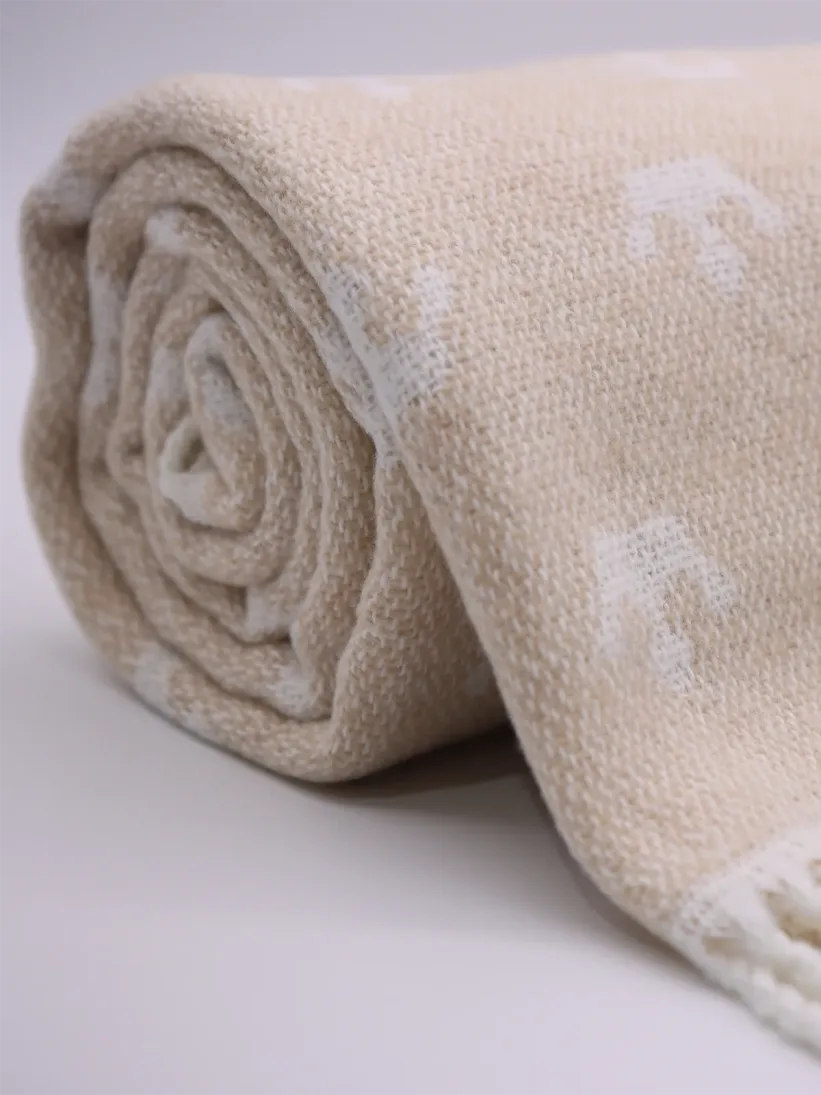 DomSoeiro Decke aus aufgerollter quastender Baumwolle und Acryl, weiß und beige.