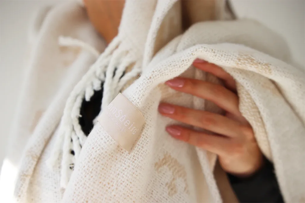 Menina a mostrar os detalhes do seu cobertor de lã