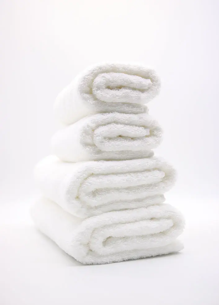 toalhas dobradas brancas sobre nós domsoeiro